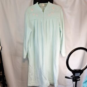 Luxurious Green Robe for Ultimate Comfort